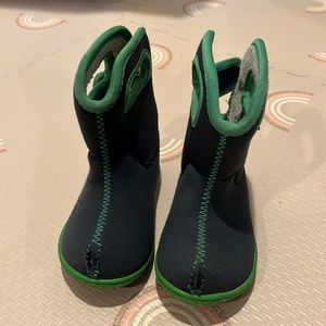Baby Bogs neoprene rain boot. Size 5. Dark blue with bright green trim.